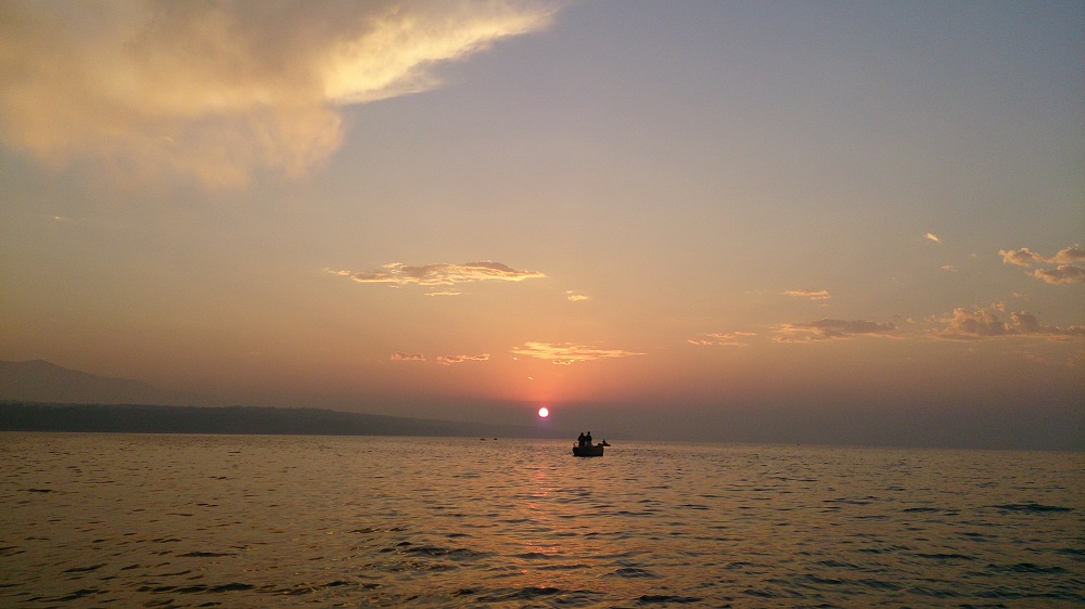 Рыбалка на омуля с лодки .